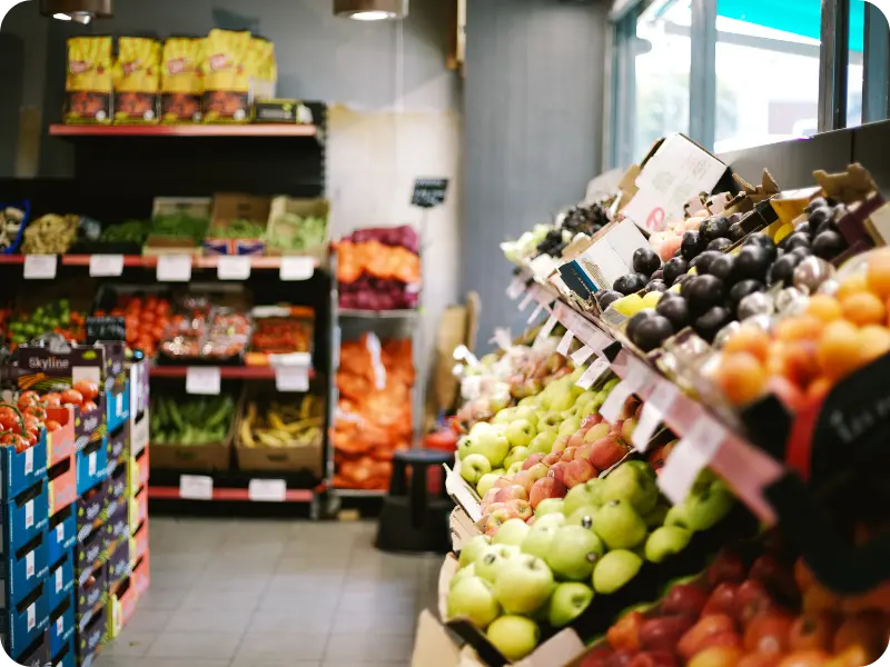 Des rayons fruits et légumes d’un supermarché