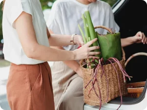 Un coffre de voiture avec des sacs de courses après une commande drive.