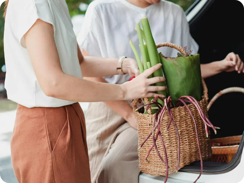 Un coffre de voiture avec des sacs de courses après une commande drive.