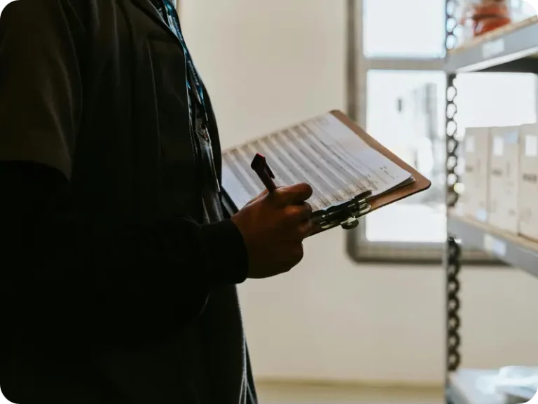 Une personne en train de réaliser un inventaire papier.